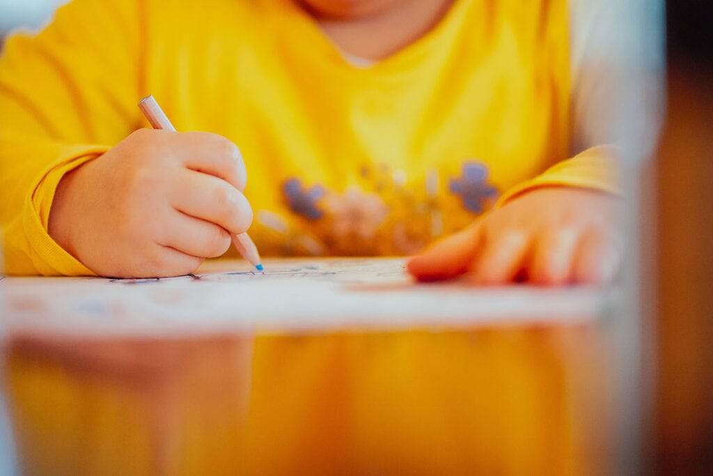 Imagem de uma criança pintando um desenho