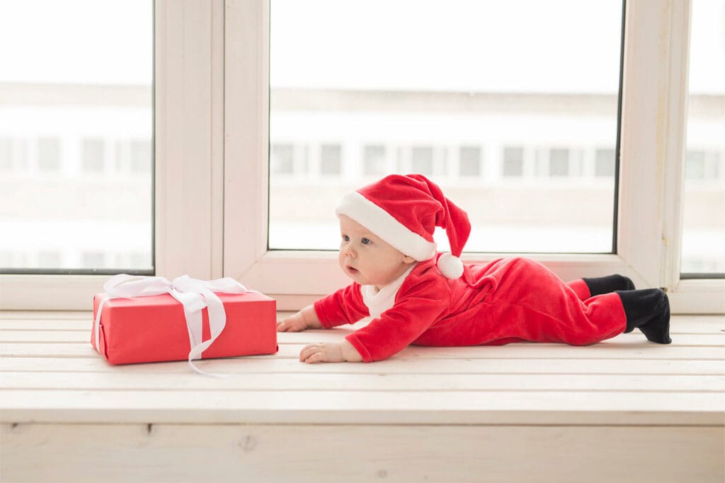 Imagem de um bebê vestido de Papai Noel