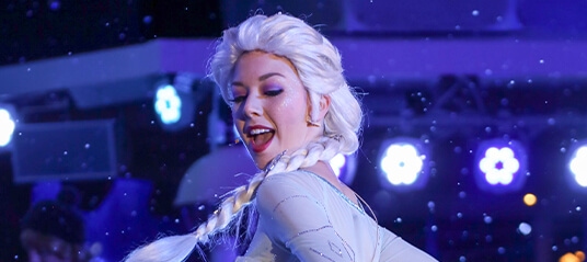 Imagem de uma pessoa vestida de Elsa do filme Frozen
