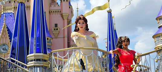 Imagem de uma pessoa vestida como Bela da Disney