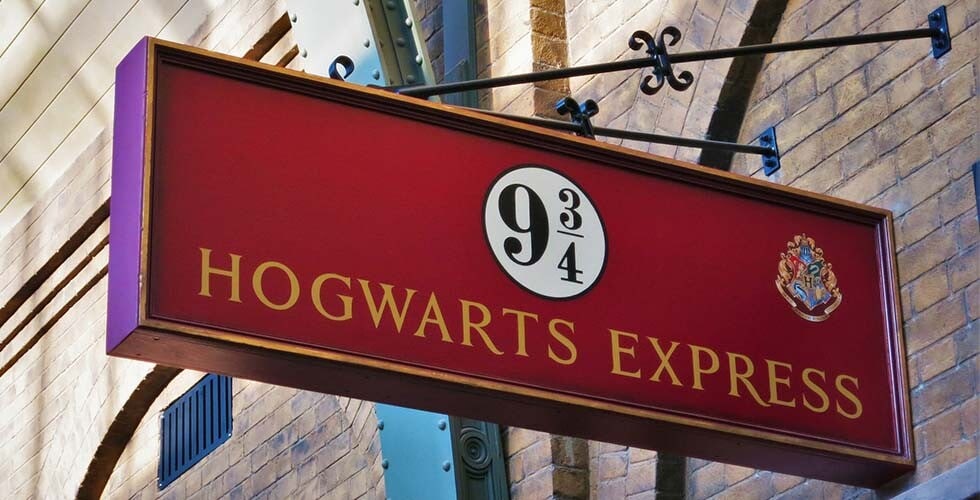 placa da estação e plataforma de hogwarts representando os desenhos para colorir de harry potter