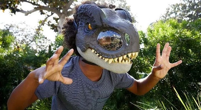 Imagem de uma criança vestida de dinossauro