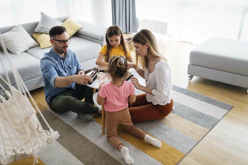Imagem de uma família jogando um jogo de tabuleiro