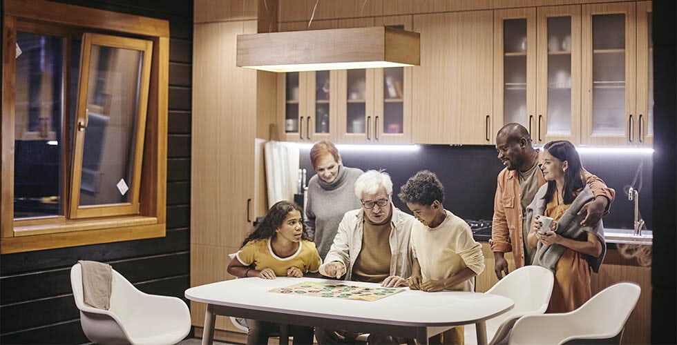 Imagem de uma família jogando um jogo de tabuleiro