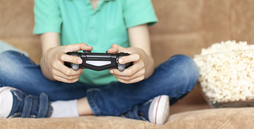 Imagem de uma criança jogando videogame