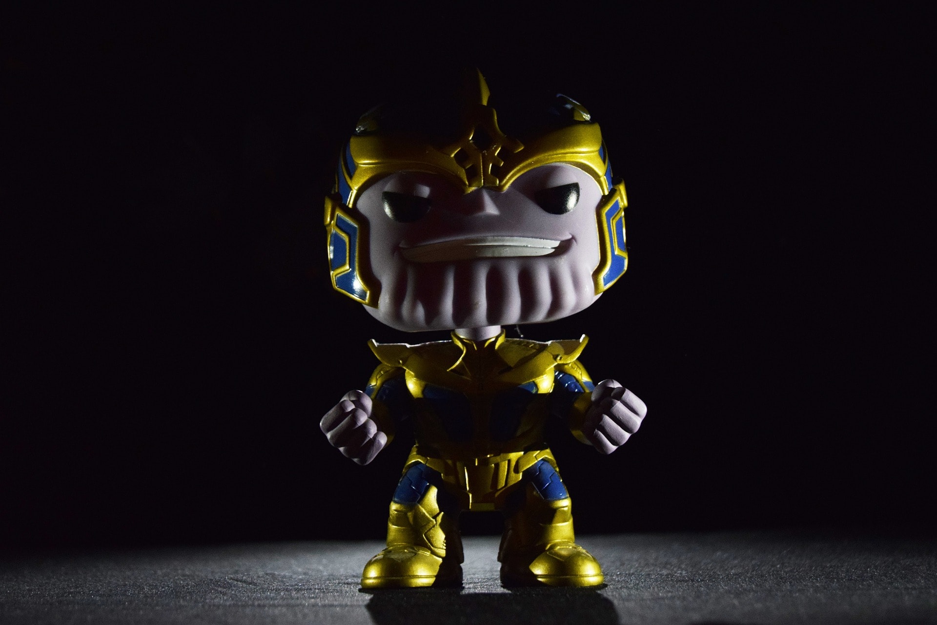 Imagem de um funko do Thanos, um dos vilões da Marvel