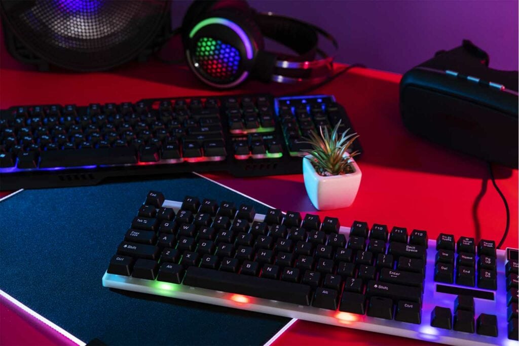 foto de mouse e teclado em cima de mesa representando como montar um PC gamer