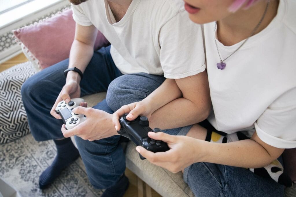 imagem de casal jogando representando melhores jogos de PS5