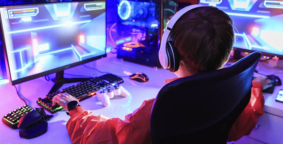 criança jogando representando como montar um PC gamer