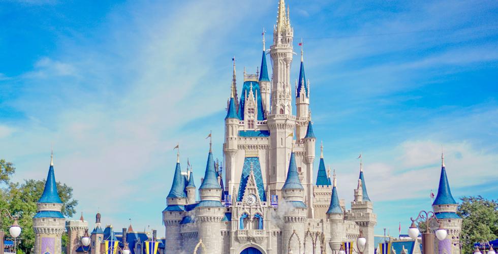 castelo encantado em Orlando representando os próximos filmes da disney
