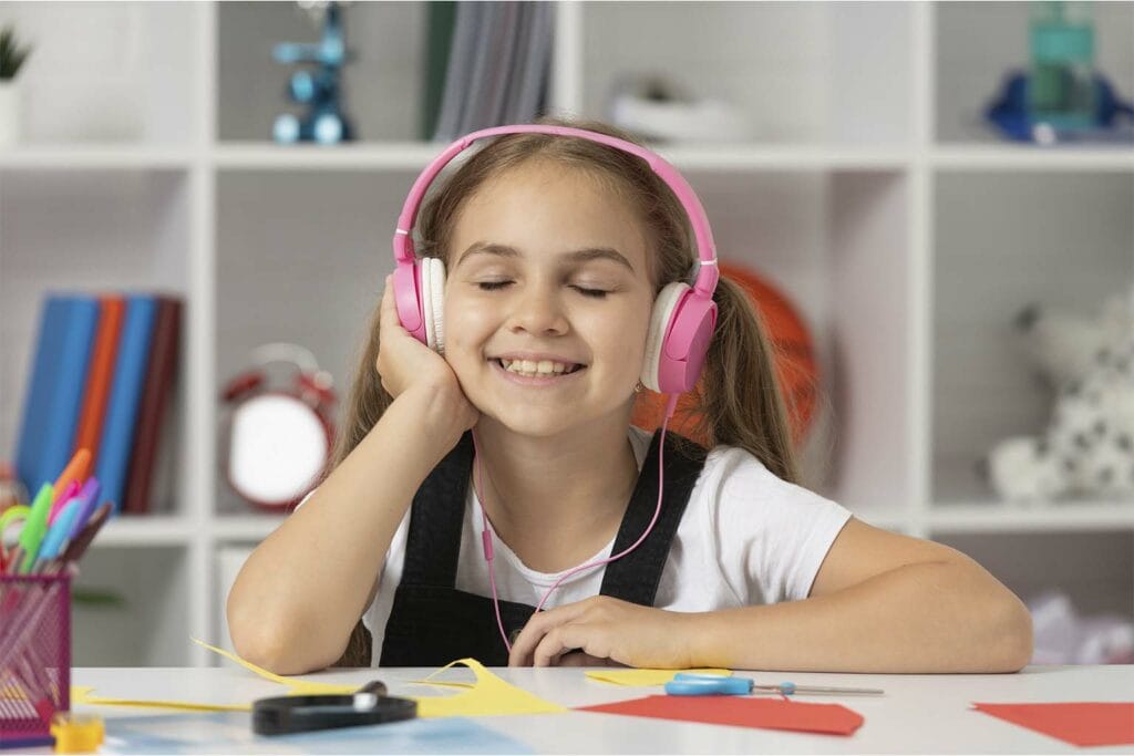 Imagem de uma menina ouvindo música