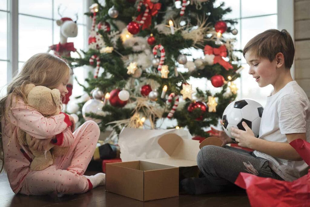 Imagem de crianças abrindo presentes no Natal