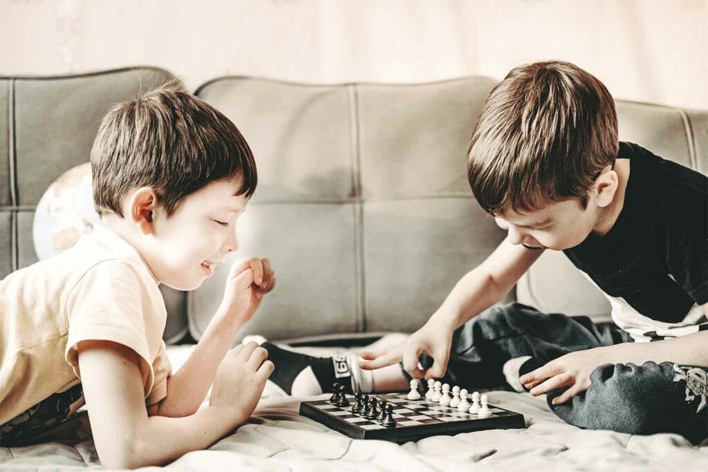 Imagem de duas crianças jogando xadrez