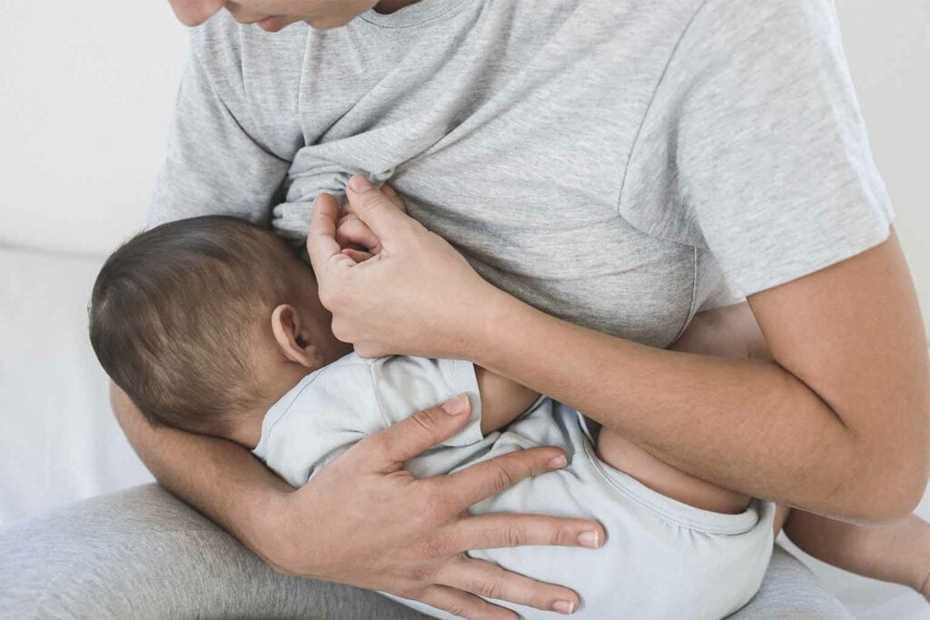 Imagem de uma mulher amamentando um bebê