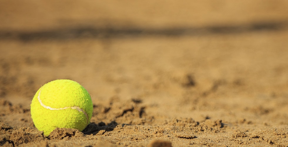 Imagem de uma bola na areia