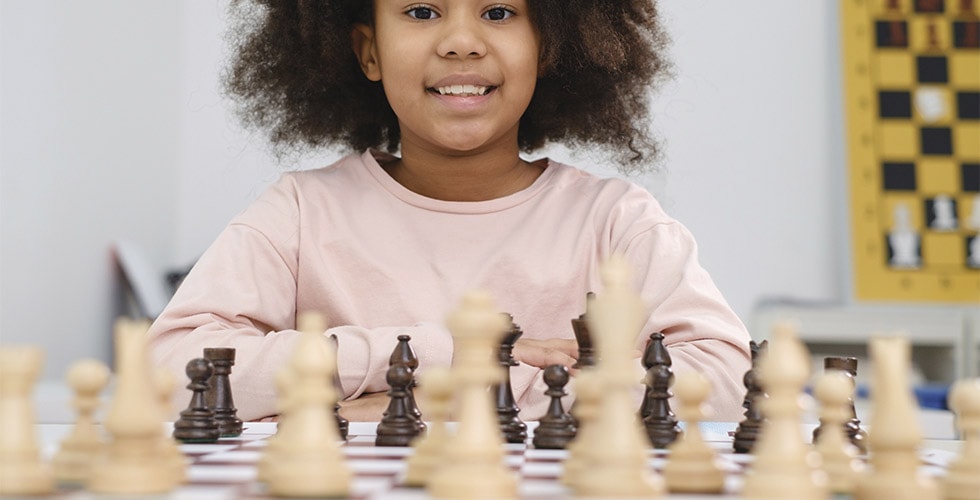Imagem de uma criança jogando xadrez
