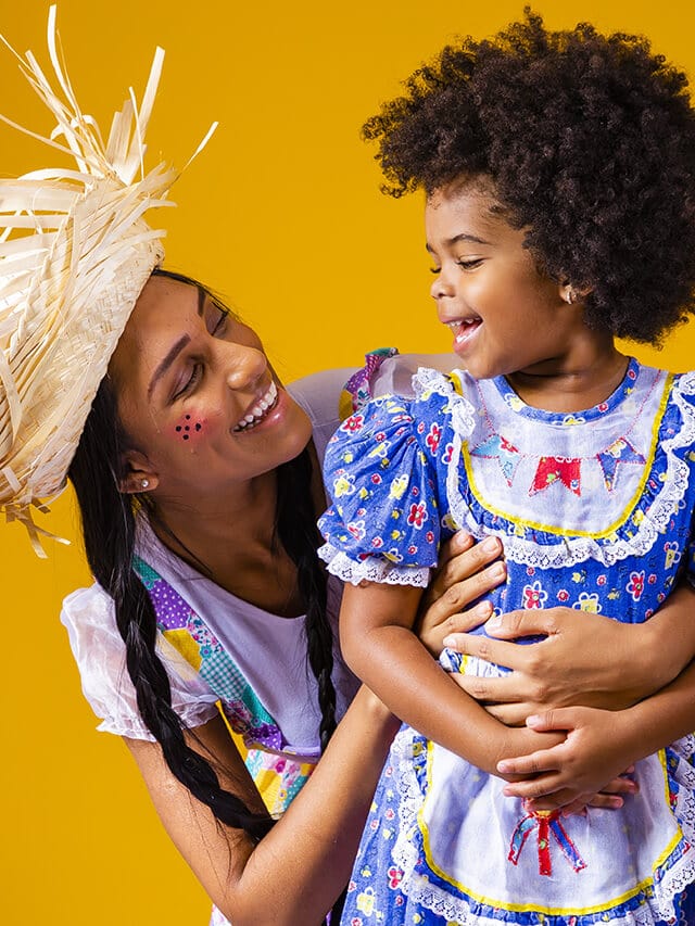 mãe e filha vestidas de caipira representando as brincadeiras de festa junina