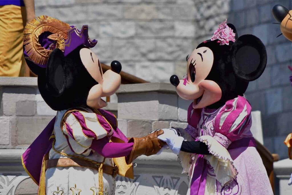 Minnie e Mickey dando as mãos