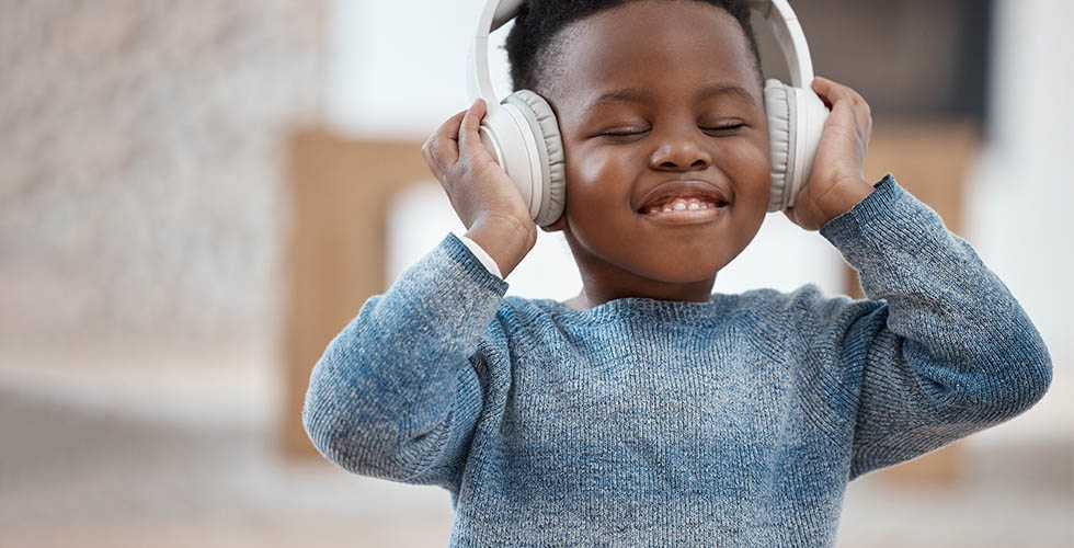 Criança escutando cantor infantil