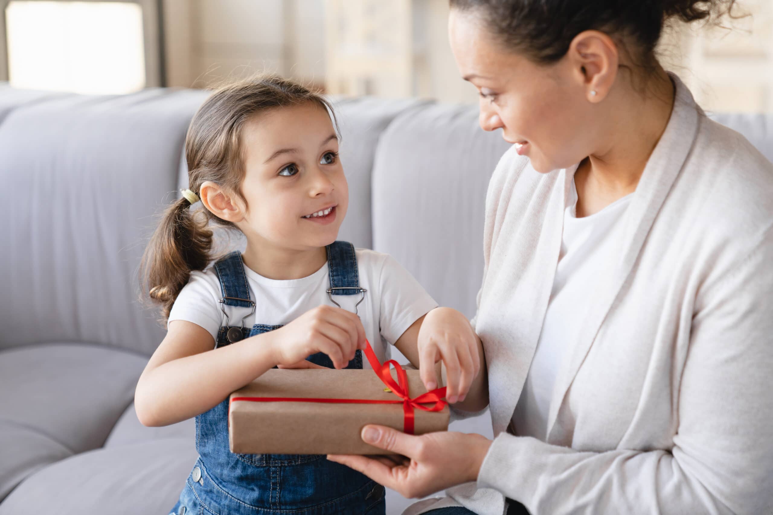 Imagem de uma criança abrindo um presente