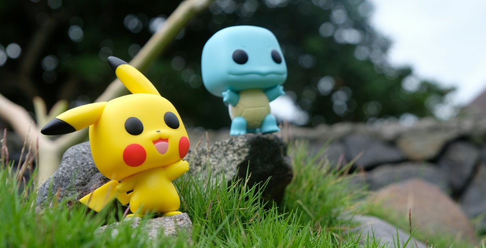 bonecos funko pop de Pikachu e Squirtle demonstrando o que é pokémon