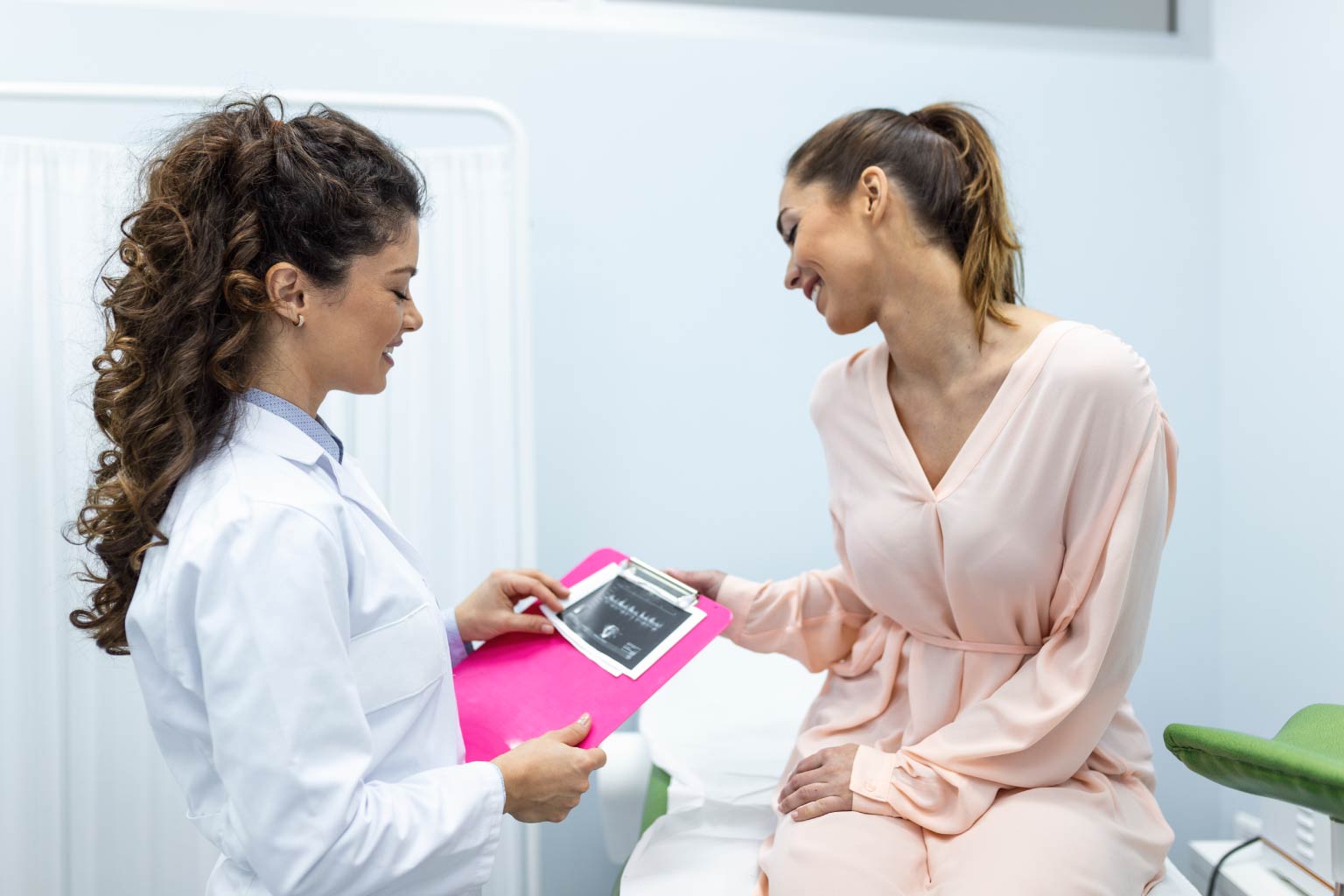 Imagem de uma mulher conversando com uma médica