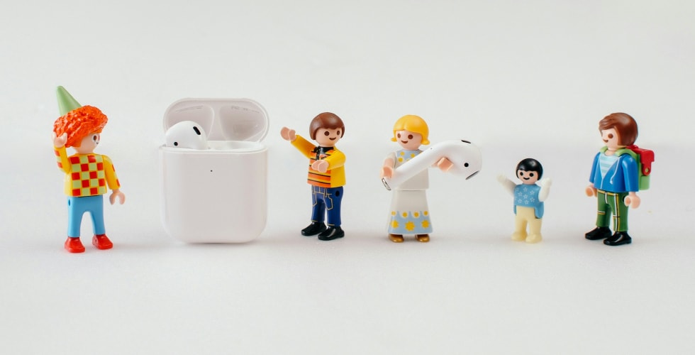 bonecos de playmobil segurando fones de ouvindo representando o que é playmobil