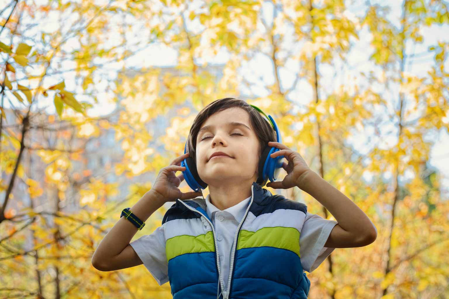 Criança escutando música no Dia do Rock