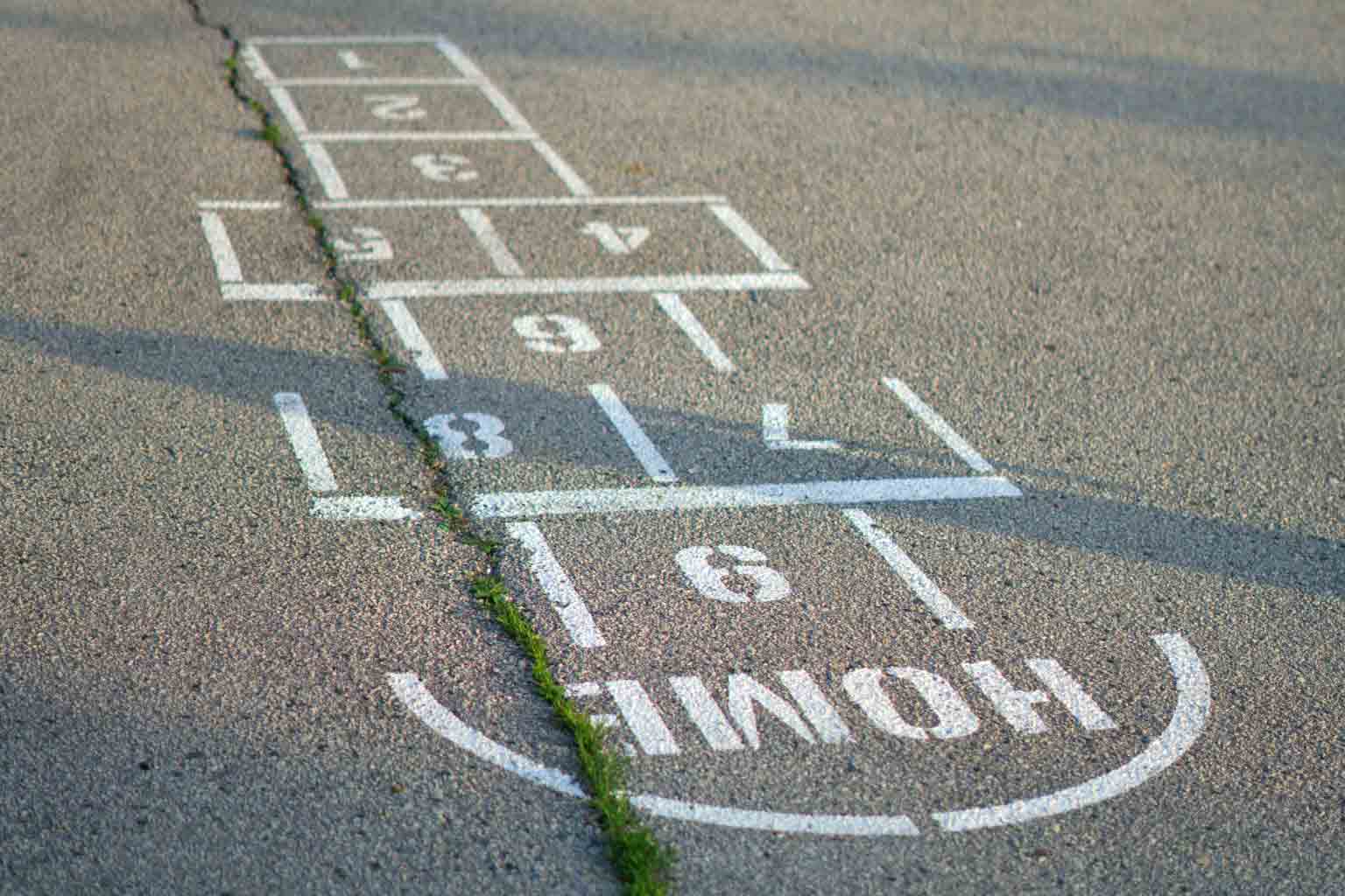 desenho em chão de asfalto representando como brincar de amarelinha