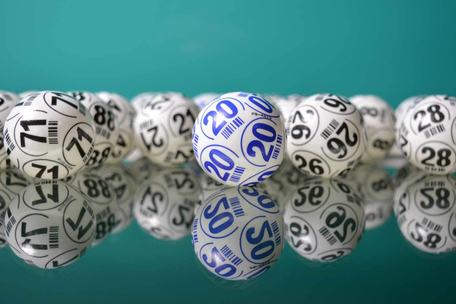 dados com vários numeros espalhado pela superfície representando como jogar bingo