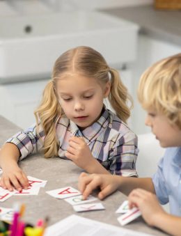 Imagem de duas crianças brincando com cartas