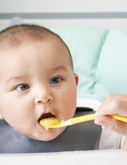 bebê comendo representando a introdução alimentar